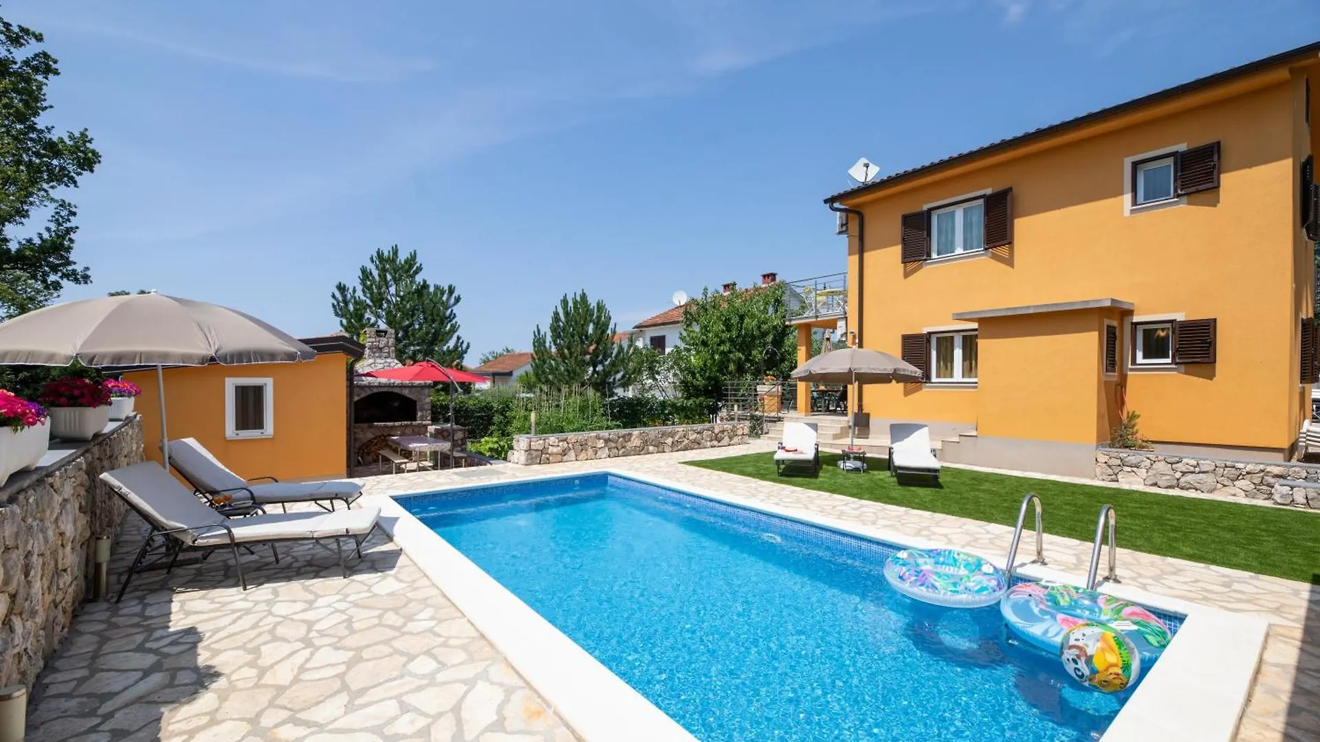 Apartments Viky With Pool Malinska