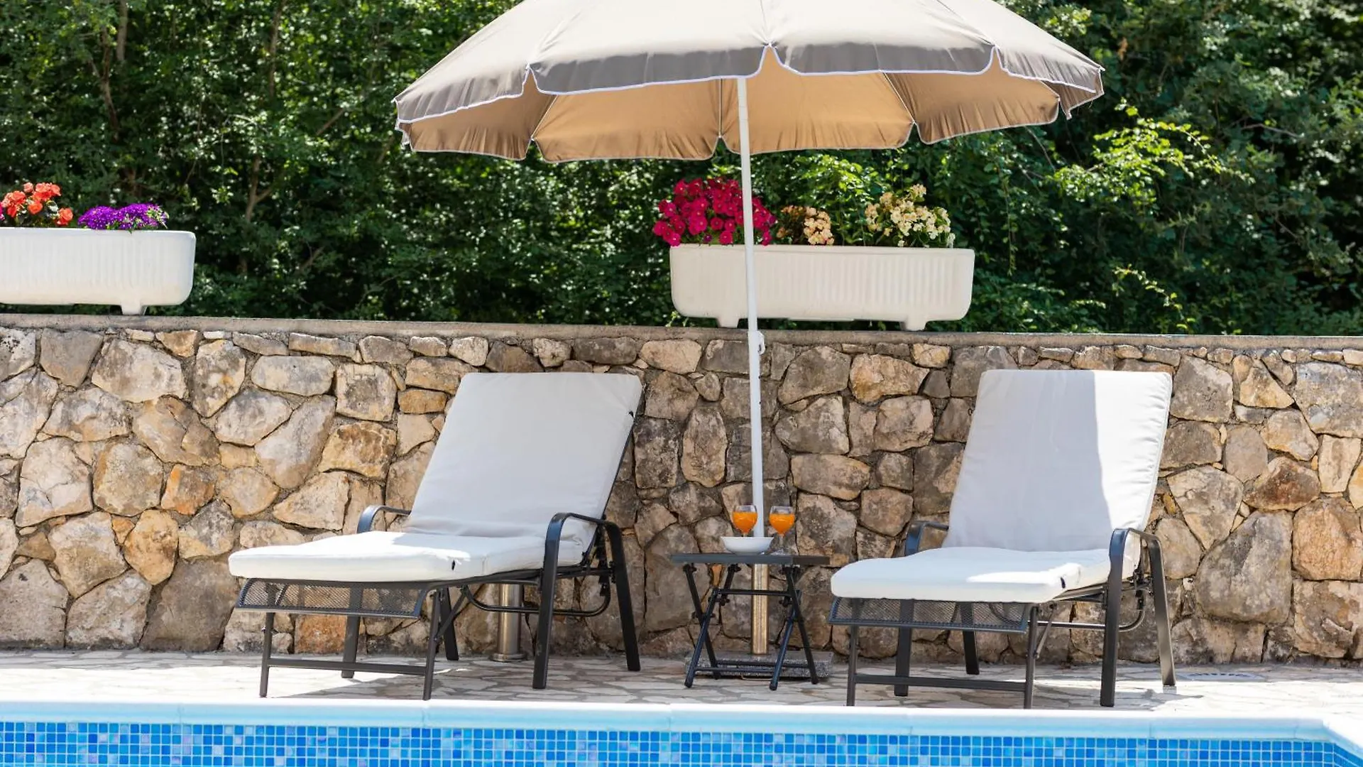 Apartments Viky With Pool Malinska