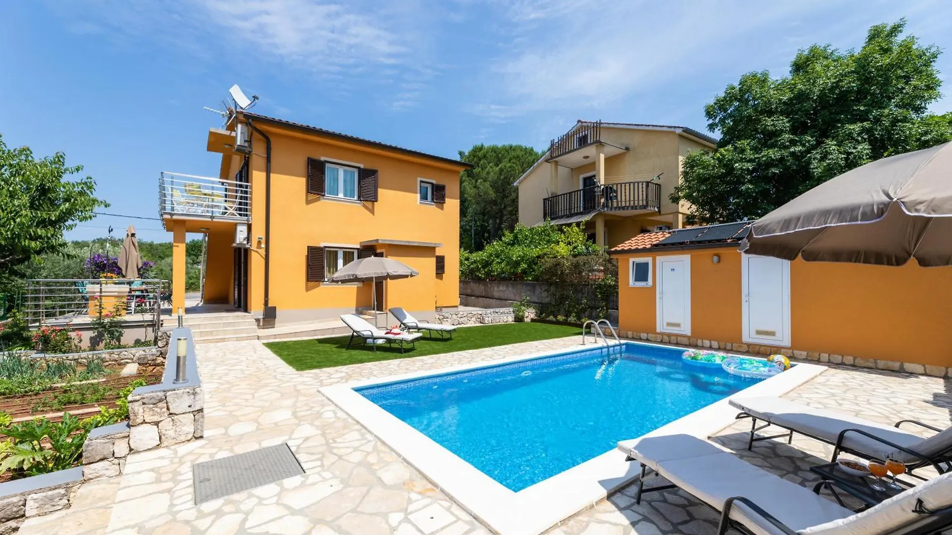 Apartments Viky With Pool Malinska